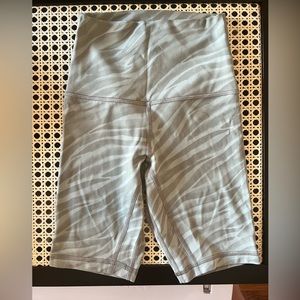Lululemon Align Biker Shorts Zebra Striped Sage Green Size 0